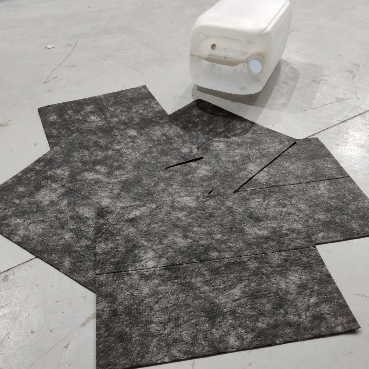 Grey Maintenance Absorbent Spill Pads – Oil, Coolant & Water Clean up – 50/100/200 Pack